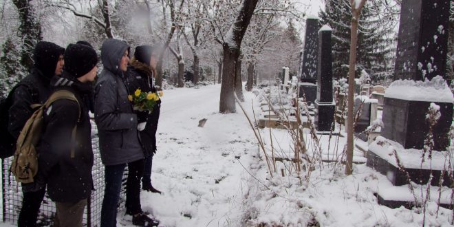 Kegyeleti látogatás az óbudai temetőben